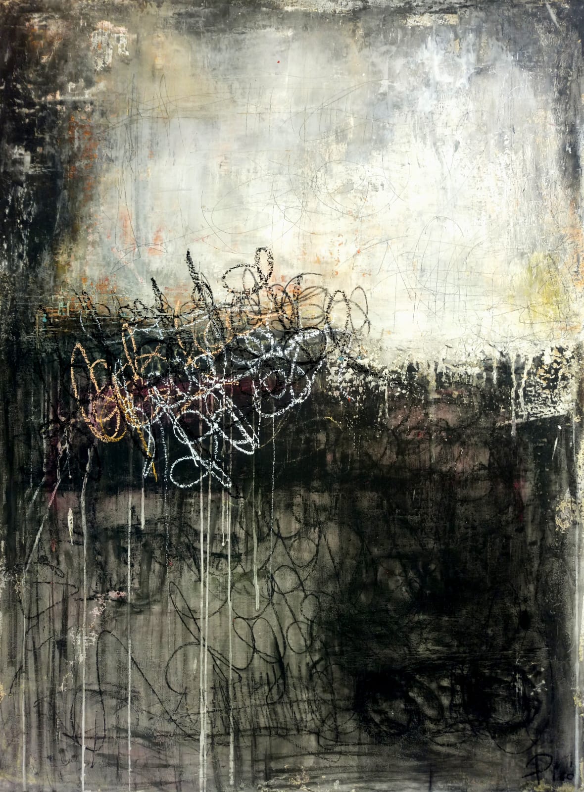 “Cartas a la luz de la luna” evoca una atmósfera íntima y onírica; líneas caóticas emergen del negro profundo hacia una luz tenue, como secretos susurrados en la penumbra del alma.