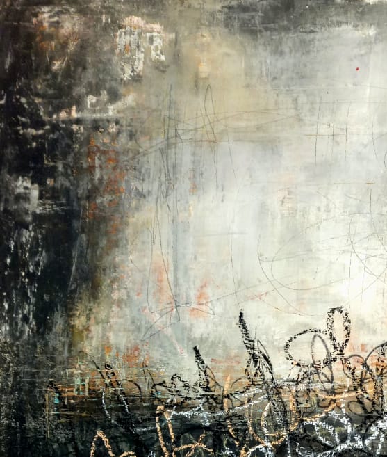 “Cartas a la luz de la luna” evoca una atmósfera íntima y onírica; líneas caóticas emergen del negro profundo hacia una luz tenue, como secretos susurrados en la penumbra del alma.