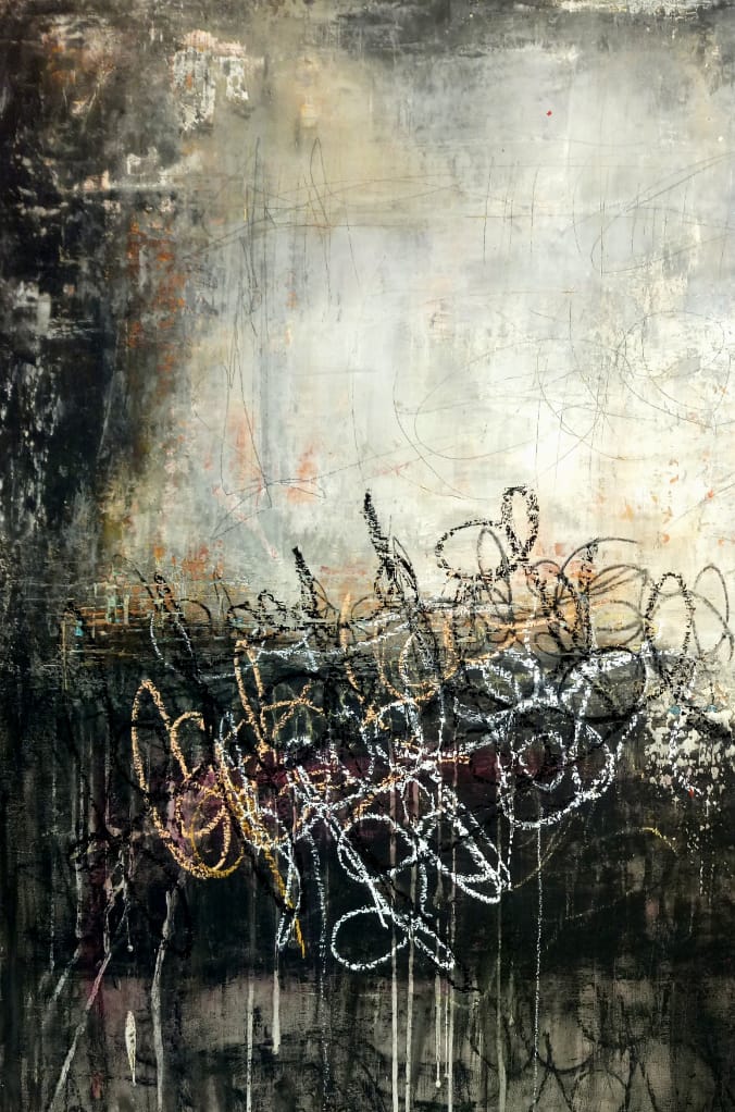 “Cartas a la luz de la luna” evoca una atmósfera íntima y onírica; líneas caóticas emergen del negro profundo hacia una luz tenue, como secretos susurrados en la penumbra del alma.