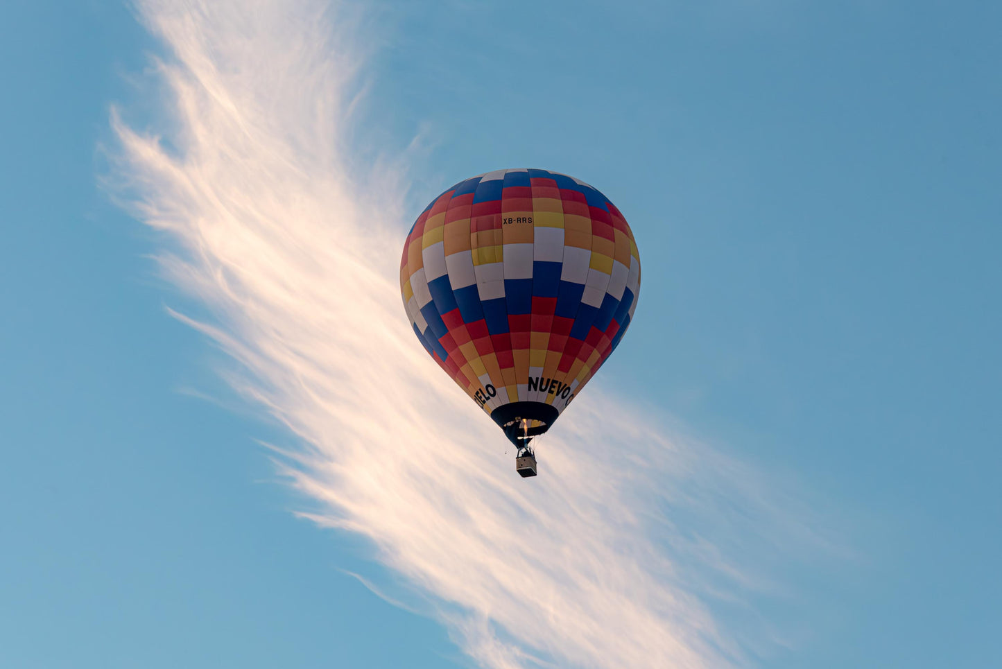 Globo Aerostático entre Nubes