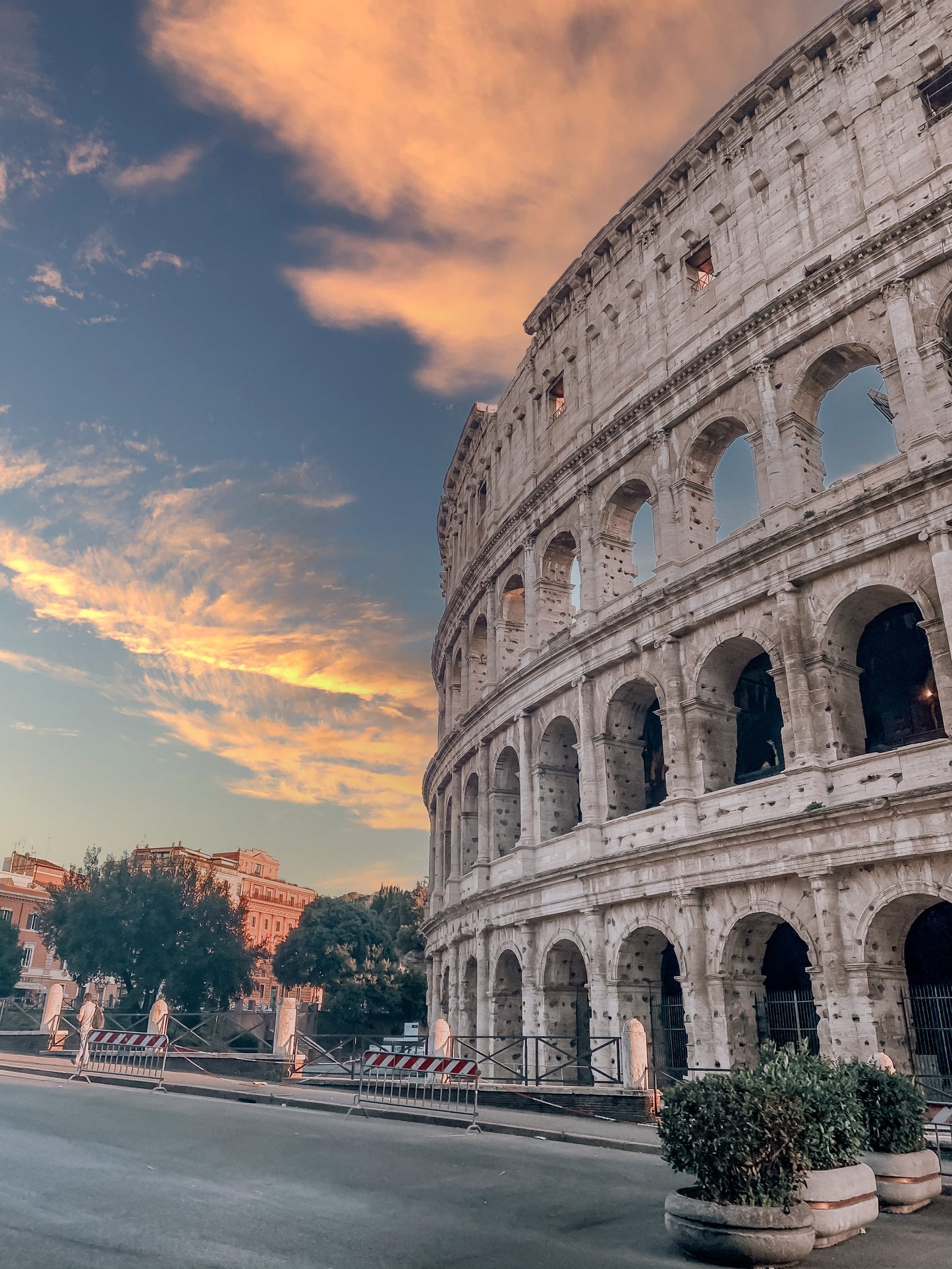 A través del coliseo