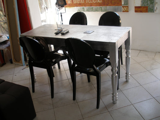 " Mesa plateada "