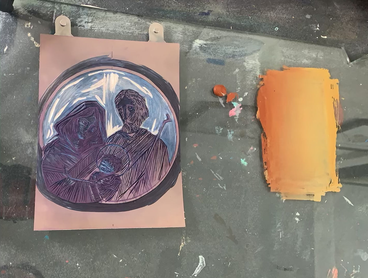Proceso de entintado con rodillo de la placa de linóleo número 2. Color de tinta: café.