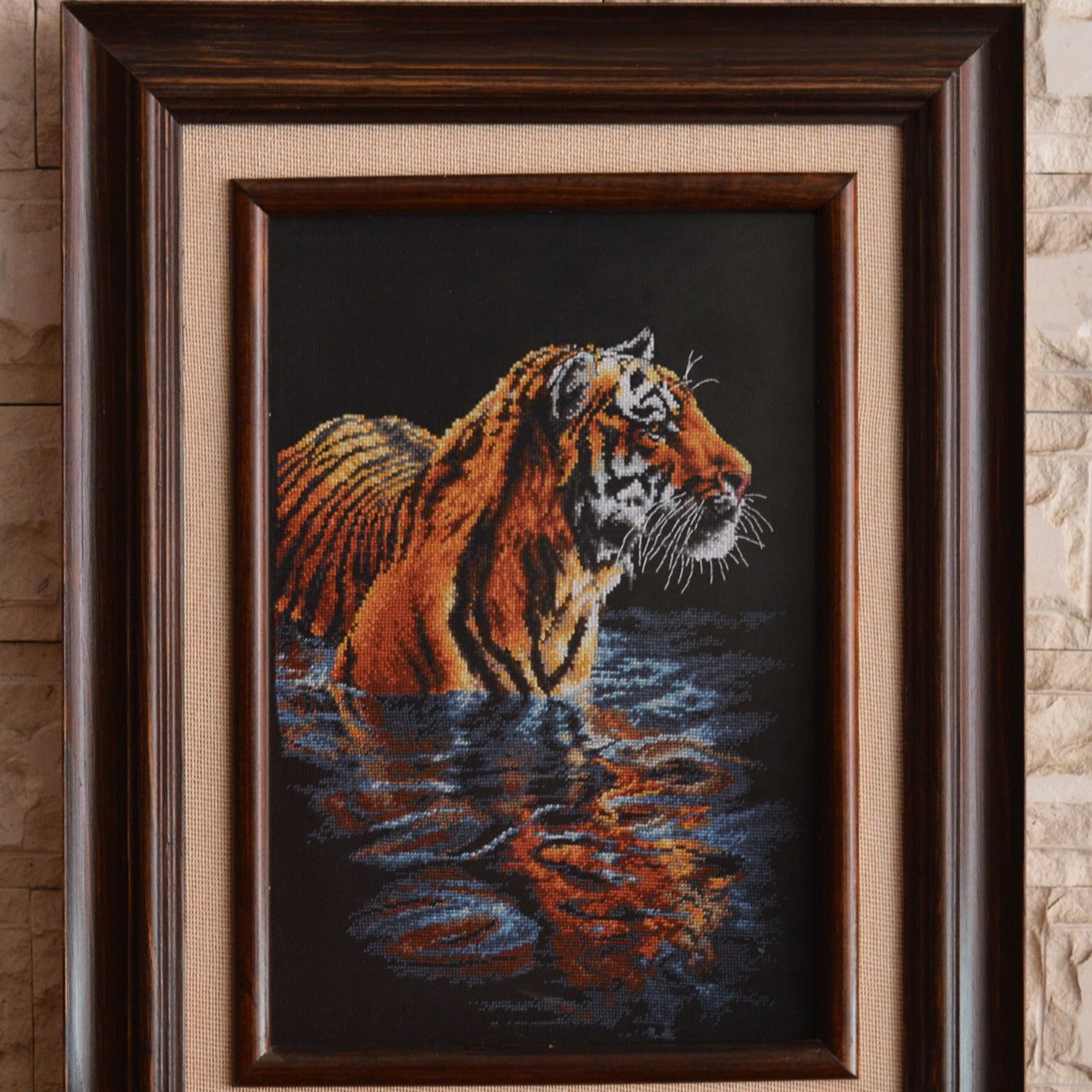 Tigre en el lago