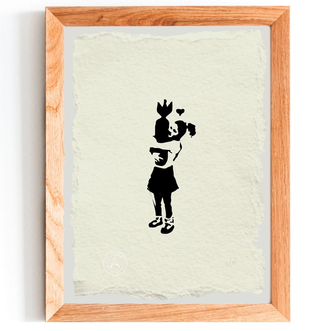 Grabado niña abrazando bomba - Banksy
