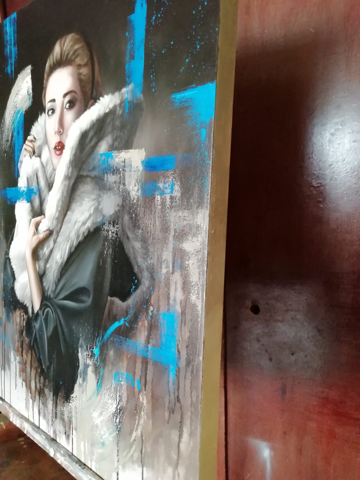 MUJER CON ABRIGO DE MINK