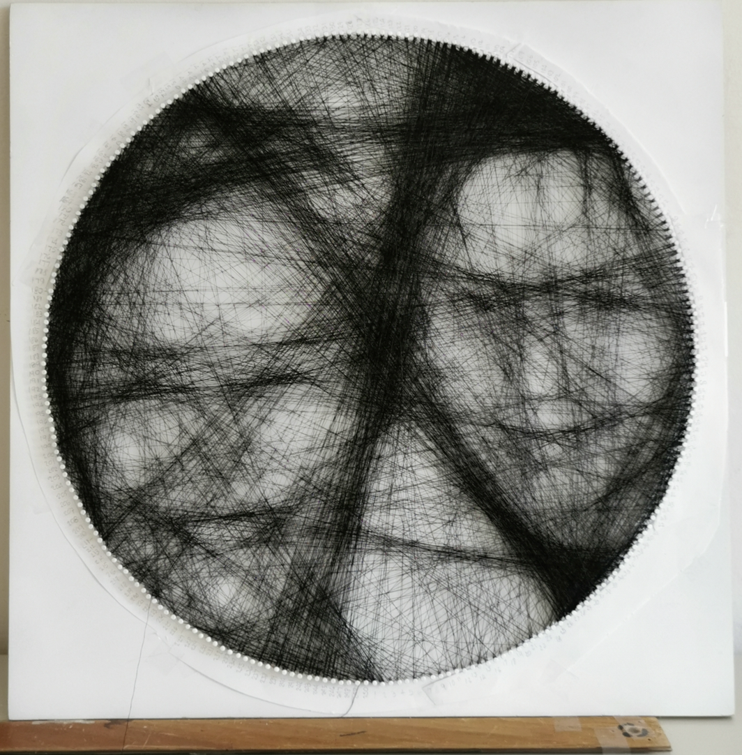 Dos rostros realizados en hilo sobre el mismo cuadro