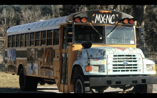 Convierten un autobús en obra de arte para rendir homenaje a trabajadores inmigrantes