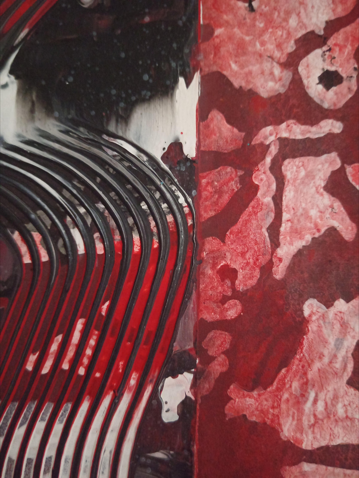 Lienzo abstracto geométrico en rojo y negro enmarcado en una estructura plateada angular - Cuadro moderno - Impenetrable