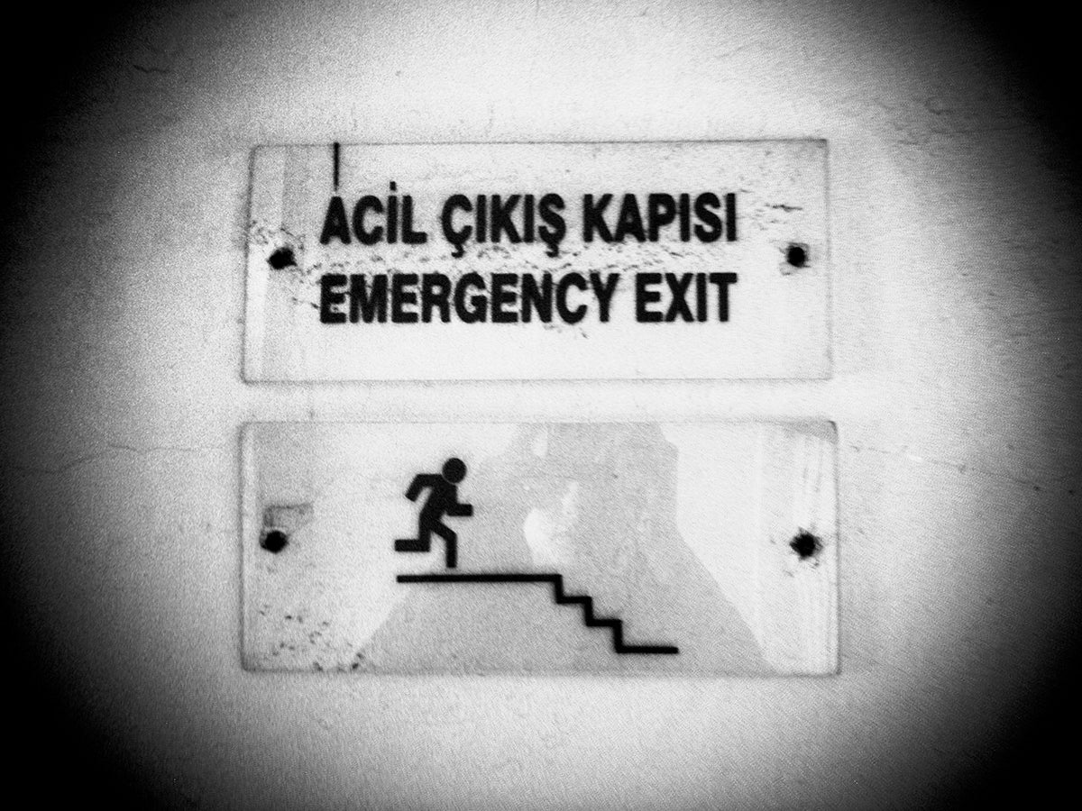 EMERGENCY EXIT