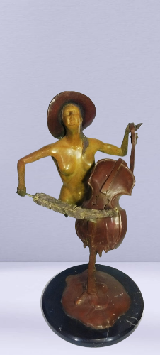 Mujer tocando violonchelo