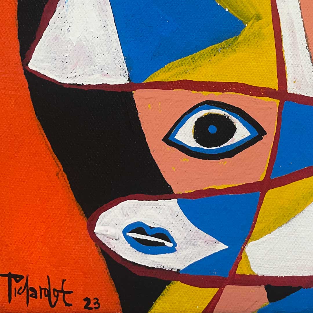 Retrato cuadrado en fondo naranja