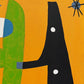 Composición en fondo amarillo