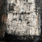 "Poesía del Blanco y Negro" explora el contraste entre la claridad y la oscuridad mediante la técnica mixta. Los trazos gestuales y las capas de pintura evocan emociones intensas, mientras que la composición abstracta sugiere una narración visual que invita al espectador a una interpretación personal y profunda.
