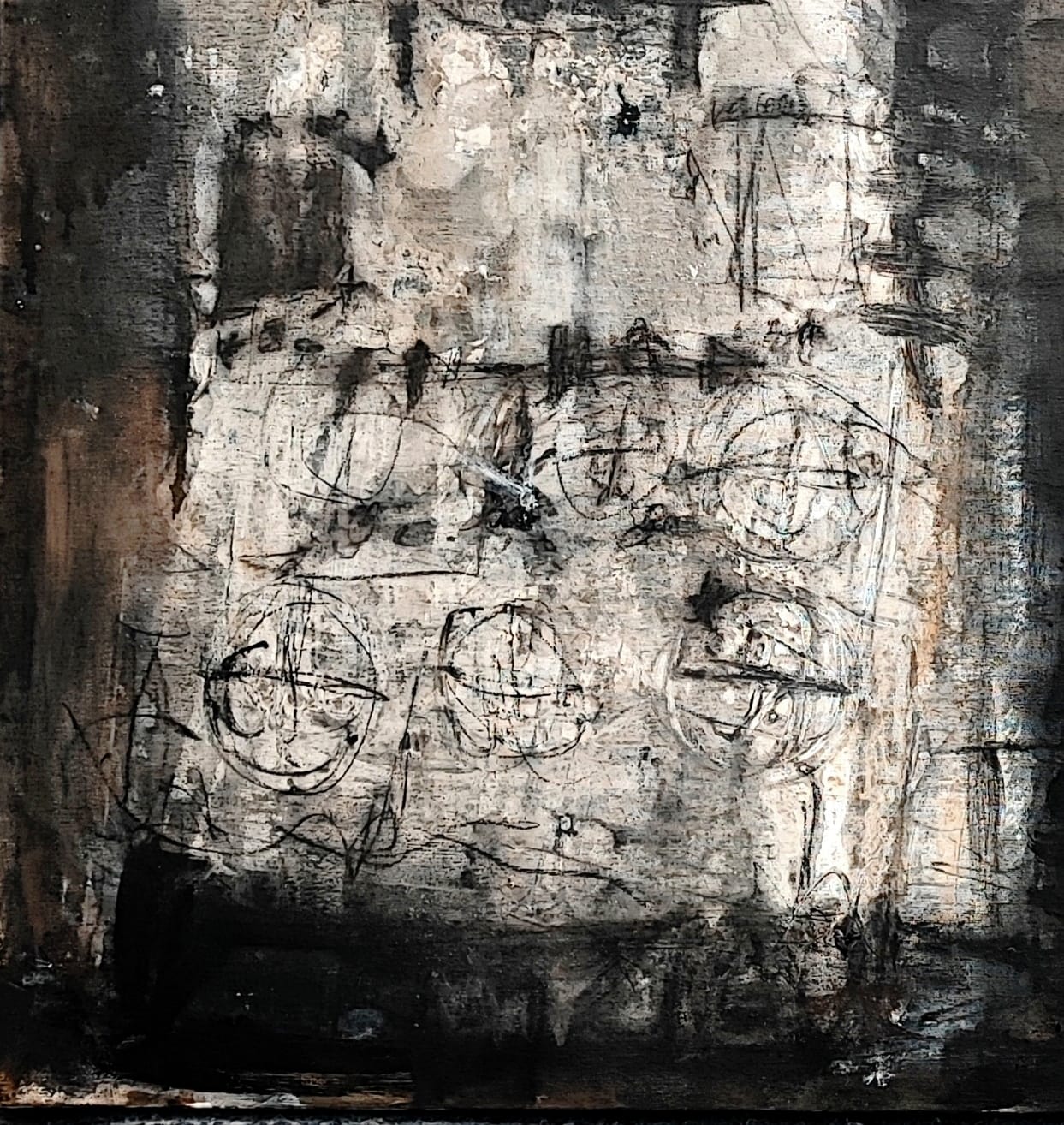"Poesía del Blanco y Negro" explora el contraste entre la claridad y la oscuridad mediante la técnica mixta. Los trazos gestuales y las capas de pintura evocan emociones intensas, mientras que la composición abstracta sugiere una narración visual que invita al espectador a una interpretación personal y profunda.
