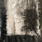 "Poesía del Blanco y Negro" explora el contraste entre la claridad y la oscuridad mediante la técnica mixta. Los trazos gestuales y las capas de pintura evocan emociones intensas, mientras que la composición abstracta sugiere una narración visual que invita al espectador a una interpretación personal y profunda.
