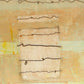 "Escritos en alambre" es un cuadro etéreo donde finos alambres trazan palabras suspendidas en el aire, sobre un fondo de suaves colores pastel que evocan silencio, memoria y delicadeza.