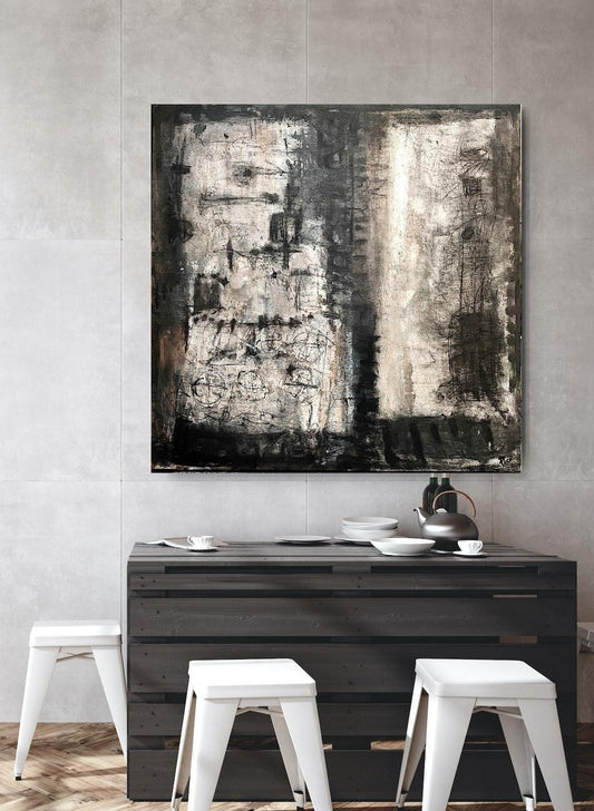 "Poesía del Blanco y Negro" explora el contraste entre la claridad y la oscuridad mediante la técnica mixta. Los trazos gestuales y las capas de pintura evocan emociones intensas, mientras que la composición abstracta sugiere una narración visual que invita al espectador a una interpretación personal y profunda.
