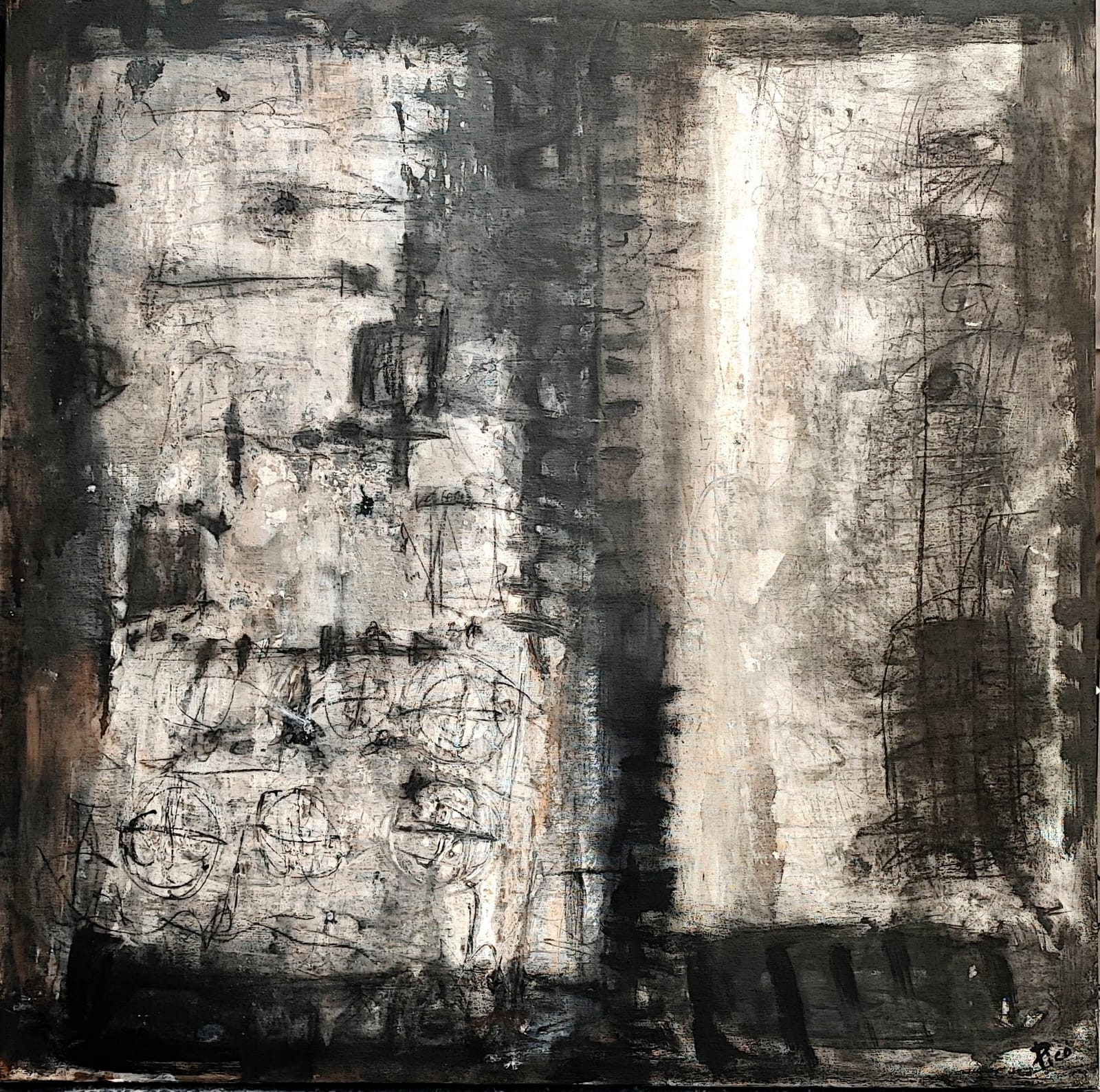 "Poesía del Blanco y Negro" explora el contraste entre la claridad y la oscuridad mediante la técnica mixta. Los trazos gestuales y las capas de pintura evocan emociones intensas, mientras que la composición abstracta sugiere una narración visual que invita al espectador a una interpretación personal y profunda.

