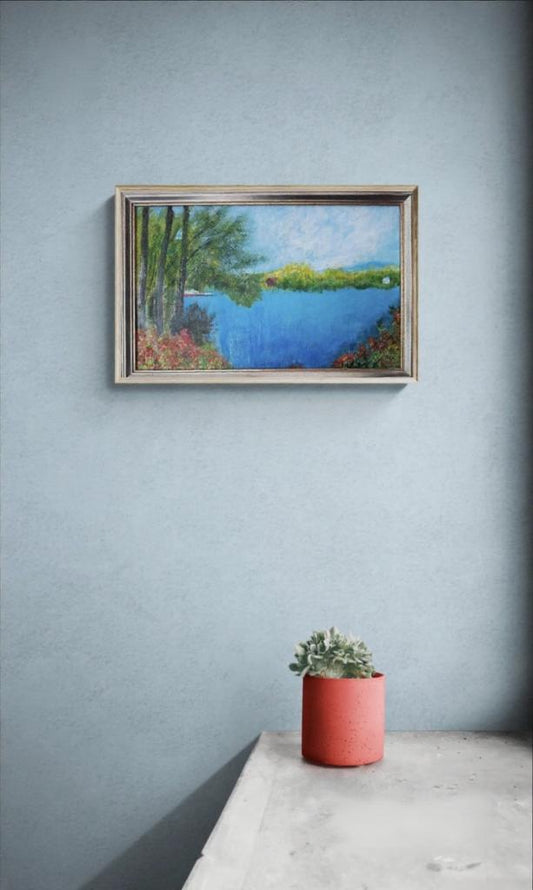 Paisaje con lago azul