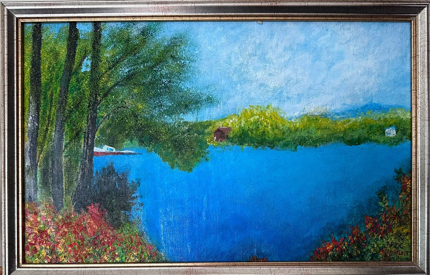 Paisaje con lago azul