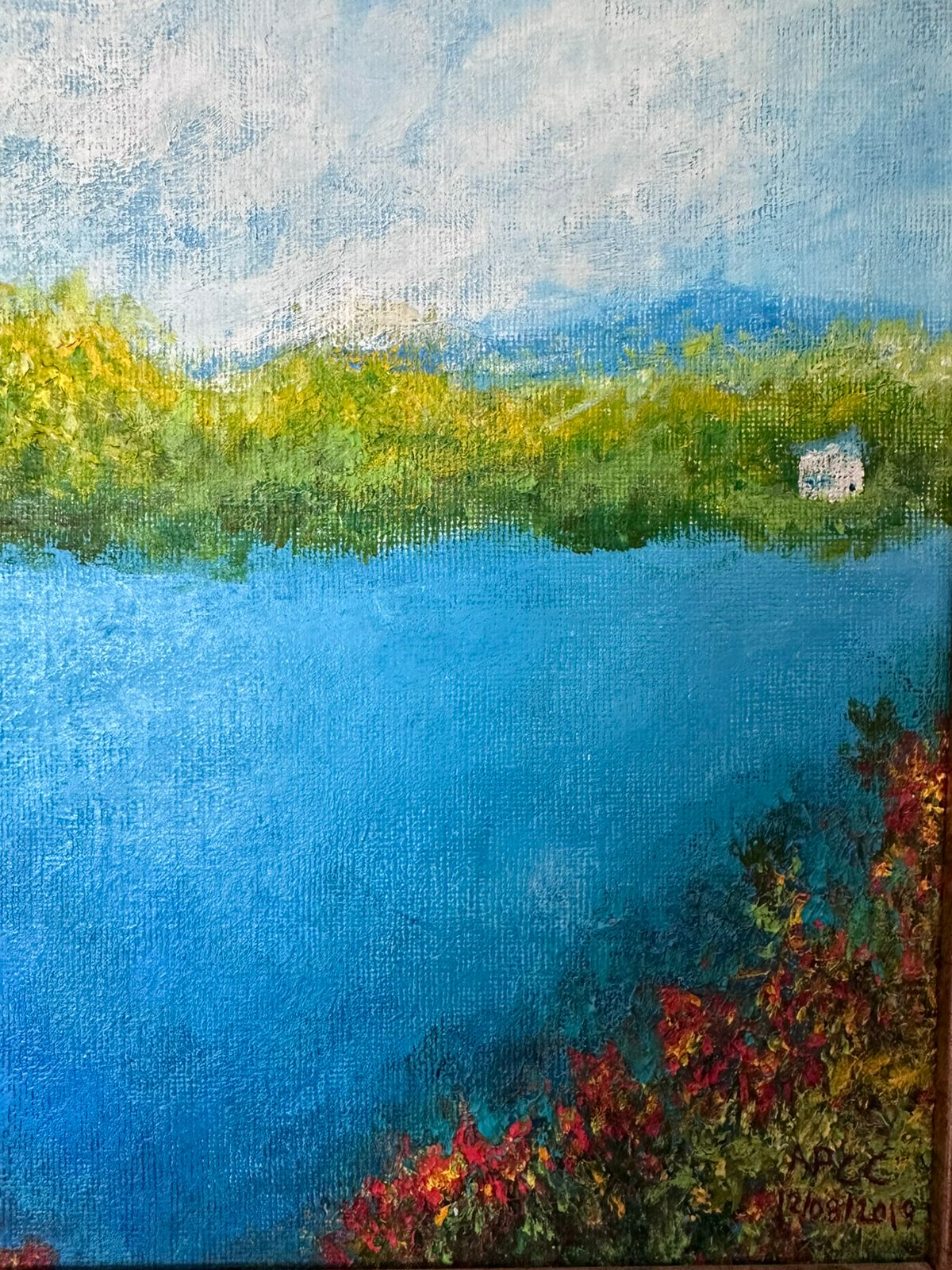 Paisaje con lago azul