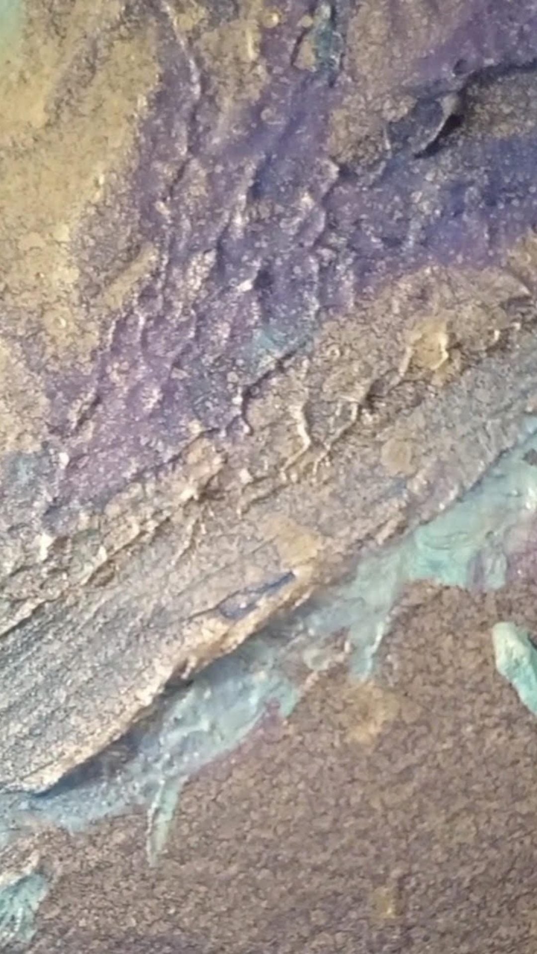 Obra texturizada de formato cuadrado en tonos violetas y azules con soporte metálico - Cuadro abstracto - Profundo