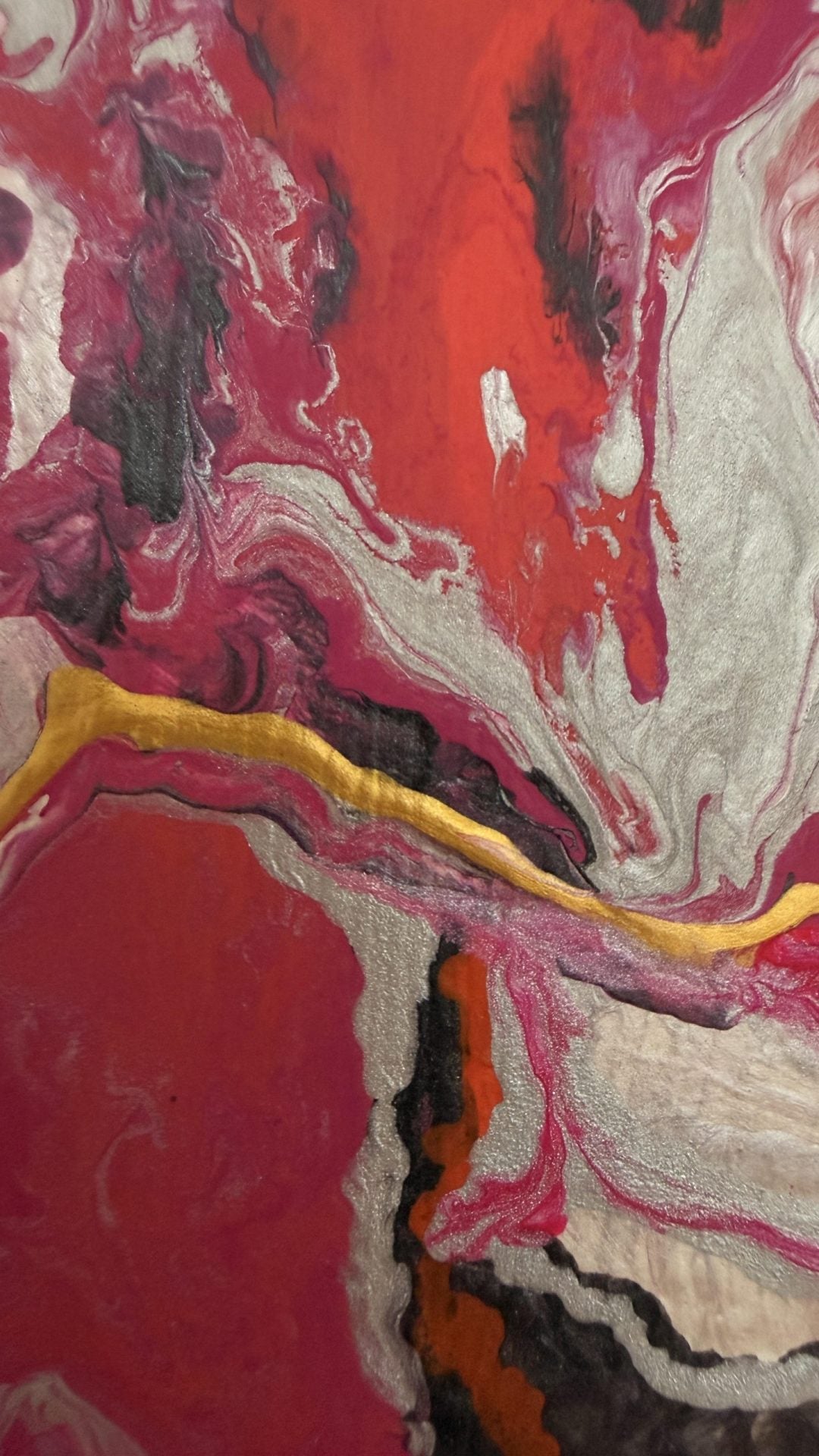 Pintura abstracta fluida en tonos magenta y plata con líneas doradas en relieve - Arte Contemporáneo - Fuego roto