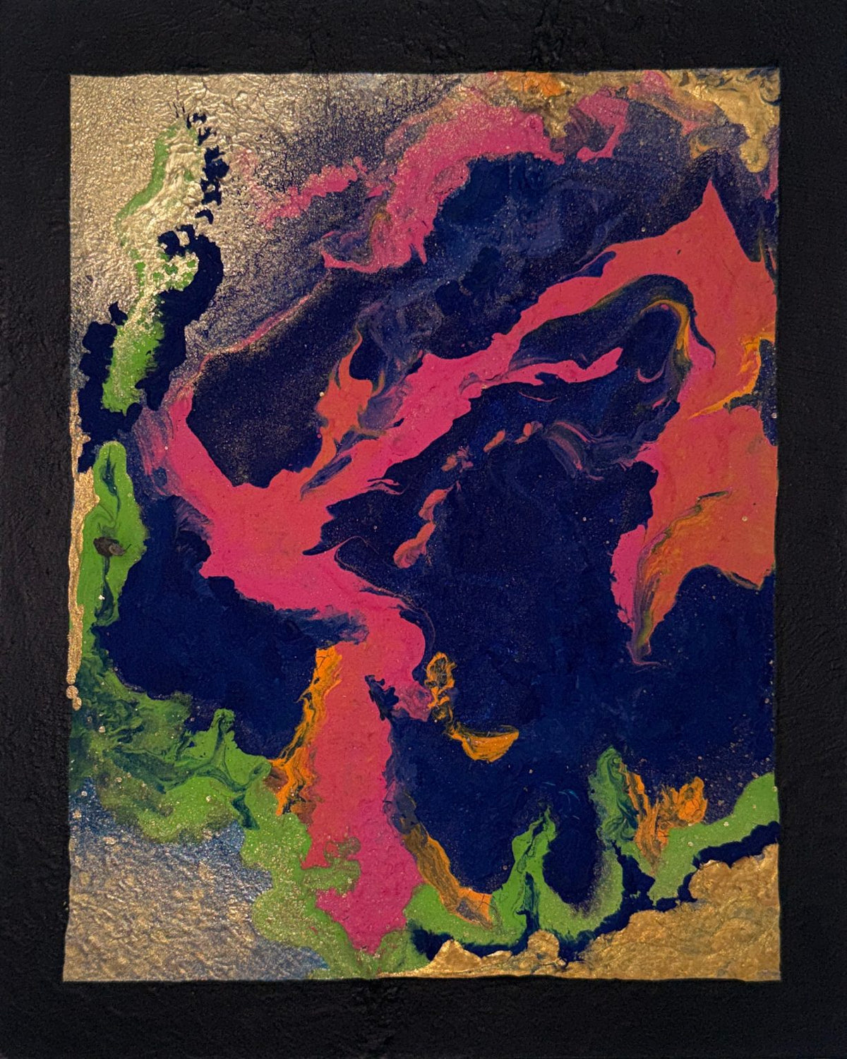 Pintura abstracta fluida en tonos magenta y plata con líneas doradas en relieve - Arte contemporáneo - Fuego Roto