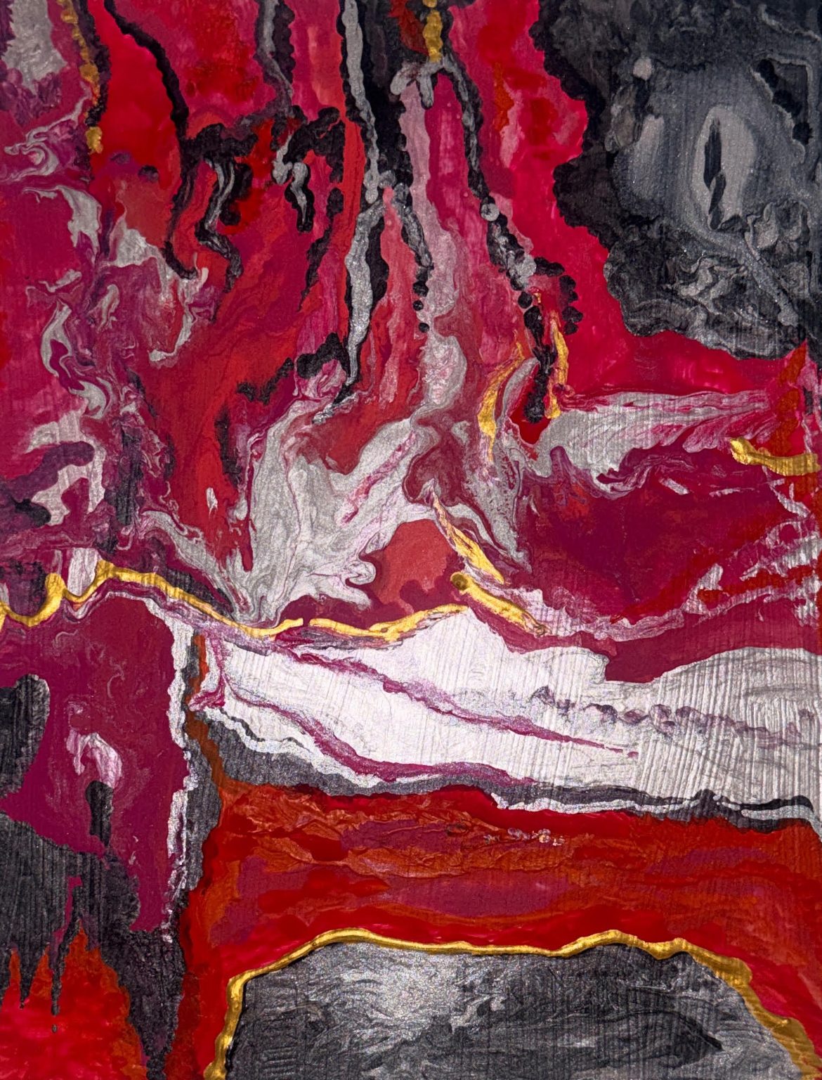 Pintura abstracta fluida en tonos magenta y plata con líneas doradas en relieve - Arte Contemporáneo - Fuego roto