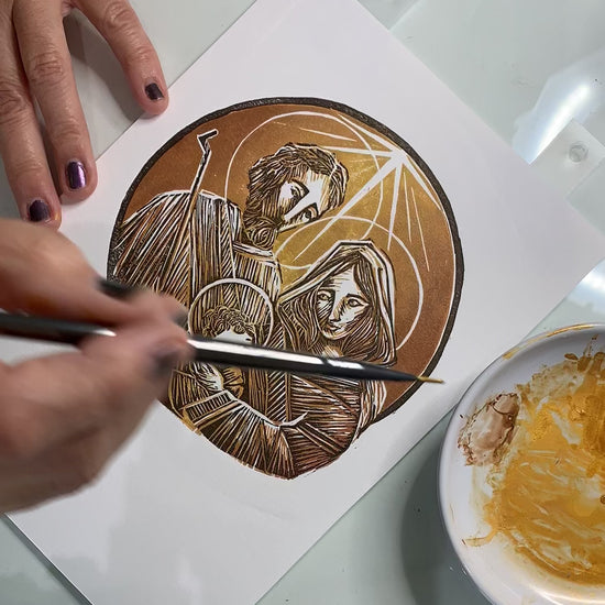 Proceso de aplicación de acuarela color oro metálico con pincel, en algunas áreas del grabado.
