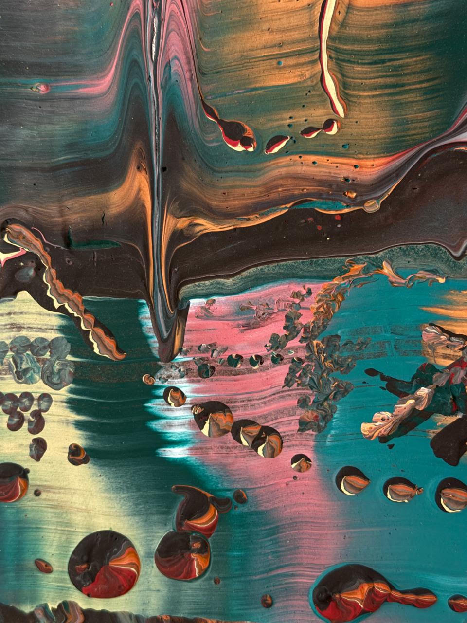 Trabajo abstracto en acrílico fluido con contrastes vibrantes y texturas - Obra de arte original Convivencia Exitosa